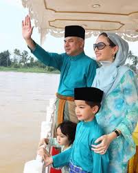 Drawing from his passion for economics and history, sultan of perak, sultan nazrin shah, today launched his second book that. Kagum Sultan Perak Raja Nazrin Shah Permaisuri Perak Kelihatan Menaiki Ets Nona