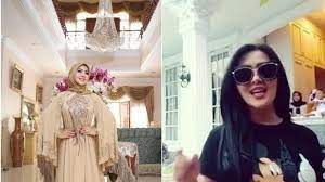 Berbeda dengan syahrini yang kenakan baju tembus pandang saat syuting, luna maya justru kenakan baju super sederhana saat makan bersama . Penampakan Rumah Mewah Syahrini Di Bogor Jakarta Berinterior Serba Emas Hingga Garasi Transparan Surya Co Id