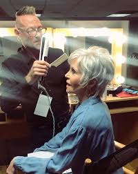 Jane fonda has long known how to make a statement, and that extends to her time on the oscars to present best film at the 2020 academy awards, the actress, 82, took the stage in a gray pixie cut. Oscars 2020 Jane Fonda Ultra Elegante Avec Son Nouveau Hairstyle Argente Identite Dessange Coiffures Coiffure Mode Coupe De Cheveux Courte