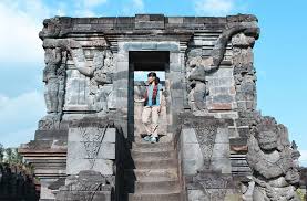 Tempat wisata yang menjadi daya tarik yakni di sekitar wilayah kerajaan majapahit seperti candi wringin lawang, museum trowulan mojokerto, dan maha vihara mojopahit. Candi Penataran Bangunan Yang Menjadi Saksi Sejarah Panjang Kerajaan Besar Di Indonesia Joshua Favian Blog