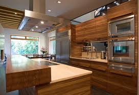 La cuisine en bois se réinvente dans des tons plus clairs et des formes simples. Contemporary Kitchen Lugi Stainless Steel Solid Wood Wooden