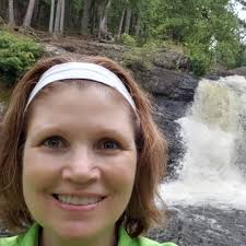 What are the difficulty levels and trail conditions of the east and west  loops of Huginnin Cove at Isle Royale National Park?