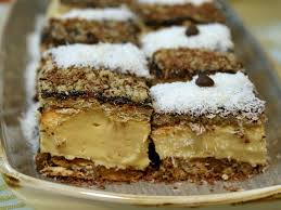 30 min timp total :2 hr blat( se fac doua blaturi , la fiecare blat se pune:) 3 oua un praf de sare 3 linguri zahar 3 linguri miez de nuca 2 linguri de faina 1 crema: PrÄƒjiturÄƒ Cu Blat Din Bezea Cu NucÄƒ È™i CremÄƒ De Vanilie Vicky S Recipes