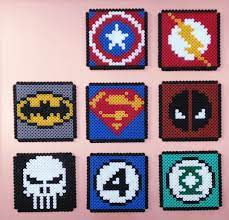 Zum einen fördern sie die feinmotorik und die konzentration, zum anderen werden die kinder über stunden davon begeistert. Dessous De Verre Carre Perles Hama Logo Marvel Dc Hama Beads Coasters Hama Beads Design Perler Bead Templates