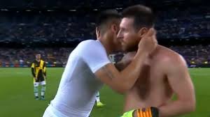 Born 22 august 1997) is an argentine professional footballer who plays as a striker for serie a club inter milan and the argentina. Messi Et Lautaro Martinez S Embrassent L Argentine Sourit