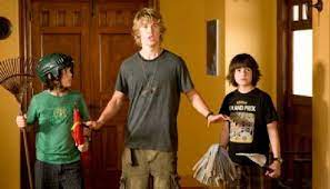 Vacationing youths battle an invading force of tiny aliens bent on conquering earth, while the kids' parents remain unaware of what is happening. Austin Butler Aliens In The Attic Famousfix Com Post