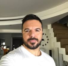 Ο γνωστοσ τραγουδιστησ τριανταφυλλοσ «δαγκωσε» σχεδον 40 χιλιαδεσ ευρω μια 50χρονη γιατρο. Triantafyllos Ayto Einai To Spiti Toy Tragoydisth Me Thn Peribohth Pisina Fwtografies