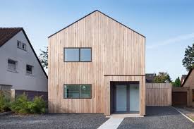 Holzhaus Mit Satteldach Ohne Dachuberstand Vertikale Holzverkleidung Haus Architektur Fassade Haus Architektur Haus