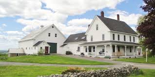 All We Want For Christmas Are These 5 Exquisite Farmhouses With Images Maine House Colonial House House Styles