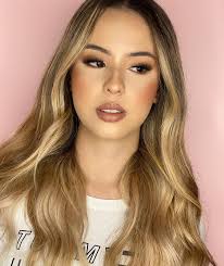 Raquel Londono's Instagram, Twitter & Facebook