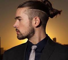 Coloration blond clair cuivré doré sur l'ensemble de la chevelure, nuancée avec une nouvelle technique de balayage qui permet d'éclaircir juste quelques mèches pour donner une lumière unique et naturelle. Chignon Homme Chignon Homme Painado Painados Peinadosdefiesta Peinadosrecogidos Boys Haircuts Long Hair Long Hair Styles Mens Hairstyles