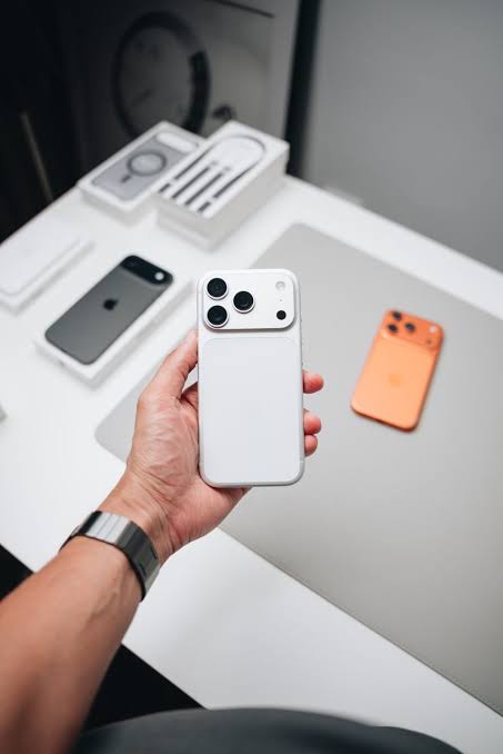 iPhone 17 Pro Unboxing & First Impressions – Silver vs Cosmic Orange