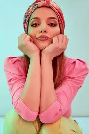 Hola, yo me llamo Mariola"! De vorbă cu Minelli, artista care a cucerit  toate topurile muzicale