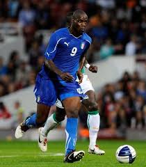 Sur 10 joueurs noirs en équipe de france, 9 sont en couple avec des femmes typées européennes et un avec une métisse. Mario Balotelli Premier Joueur Noir De L Equipe De Foot Italienne