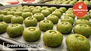 Kacang berkulit ini dibuat lebih beraroma dengan cendawan cincang dan cincin bawang. Melt In Mouth Green Pea Cookies Mykitchen101en Youtube