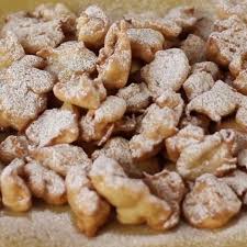 Scolate le frittelle (6) su carta assorbente non appena saranno dorate e gonfie. Frittelle Di Mela Ingredienti 2 Mele Grandi Il Succo Di Un Limone Un Cucchiaio Di Zucchero Cannella In Polvere A Piacere Per La Ricette Frittelle Di Mele Dolci