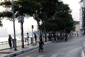 'người dân chủ quan sau khi nới lỏng giãn cách' 04/07/21 21:31 gmt+7 1 đăng lại 82 liên quan gốc lãnh đạo ubnd hà nội đánh giá nguy cơ dịch bệnh đối với hà nội vẫn rất lớn và yêu cầu xử lý nghiêm các trường hợp vi phạm quy định phòng dịch. 1ycnhguh0wgn0m