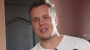 Az egykori megasztáros csalás és sikkasztás gyanújával jelenleg is börtönben van, eközben a rendőrség sorra hallgatja ki azokat, akiket megvádolt. Igy Viseli A Bortont Fekete David Nlc Hu