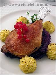 Varza rosie 1 ceapa 1 mar 4 pulpe de gasca a cate 450g sare, piper 1 lingura zahar 250 ml. Confit De Rata Cu Varza Rosie Si Cartofi Duchesse Radu Popovici