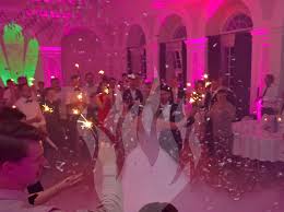 Eine hochzeit auf einem schloss bietet für alle brautpaare eine besonders romantische kulisse und ist perfekt geeignet für märchenhochzeiten oder eine hochzeitsfeier im sehr beliebten vintage look. Feier Schmiede Dj Service Hochzeits Dj
