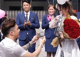 Trong ảnh, cả hai đã cùng nhau đi tham quan rất nhiều nơi, thử rất nhiều món ăn ngon của hàn quốc. Ong Hoang Youtube Lam Cháº¥n Khang Cáº§u Hon Báº¡n Gai Lau NÄƒm Báº±ng Sieu Xe