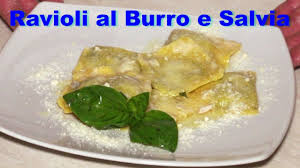 Svuotare la pentola e rimettere i ravioli al suo interno. Ravioli Ricotta E Spinaci Alla Salvia Come Fare La Ricetta Di Pasta Youtube
