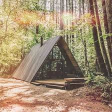 Une Charmante Cabane Dans La Foret Pour Un Week End Relaxation Tinyhouse Maison Dans Les Arbres Cabanes Modernes Maison De Vacances