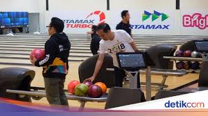 Menyundul bola bisa dengan cara berlari yaitu dengan cara lari menuju bola yang datang, dan sundul bola. Jokowi Dan Cak Imin Main Bowling Bareng Di Jakabaring