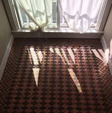 Woman Uses 13 000 Pennies To Renovate Old Floor And Turn It Into Stunning Patterns Penny Floor Designs Penny Floor Diy Renovation