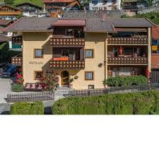 Deze buslijn biedt verbindingen met de skigebieden rendlbahn en galzigbahn. Unterkunft Ferienhaus Antonia In Der Stadt Mittenwald Katalog Von Unterkunften Aus Der Ganzen Welt