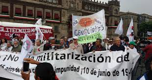 El halconazo acabó con la idea, que fernando benítez ejemplificó con la frase echeverría o el fascismo, de que el entonces presidente encabezaría una liberalización del régimen priista. 1971 Mexico Registra La Matanza De Jueves De Corpus O El Halconazo El Siglo De Torreon
