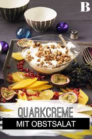 Quarkcreme Mit Obstsalat Und Pfeffernuss Croutons Rezept Obstsalat Quarkcreme Und Lebensmittel Essen