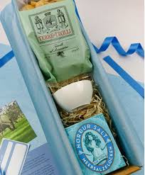 Traditionelle geschenke zum einzug sind beispielsweise brot und salz, die erfolg und wohlstand bringen sollen. Traditionelle Geschenkbox Mit Brot Und Salz Als Geschenk Zum Einzug Www Corviscom Geschenke De