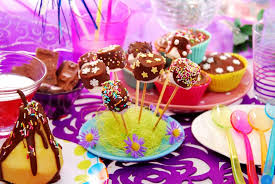 офис как накрыть стол на день рождения на работе фото Kak Ukrasit Stol Na Den Rozhdeniya Yarkie Idei Dlya Prazdnika 38 Foto