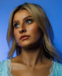 Elle Sloan's Instagram, Twitter & Facebook