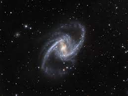 Una galaxia espiral barrada es una galaxia espiral con una banda central de estrellas brillantes que abarca de un lado a otro de la galaxia. La Gran Galaxia Espiral Barrada Eso Chile