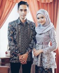 Beragam model kebaya modern ala dress kekinian juga tersedia. Kebaya Batik Couple Modern Hijab