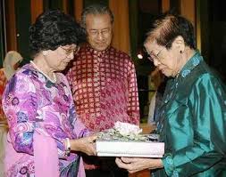 Born in klang, selangor on 12 july 1926, siti hasmah was of minangkabau descent from rao, west sumatera. 6 Things You Should Know About Tun Dr Siti Hasmah Wife Of Tun Dr Mahathir