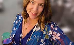 Elisa Johnston's Instagram, Twitter & Facebook