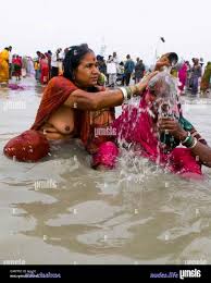 Indin village aunties bathing in river images - Nudes photos