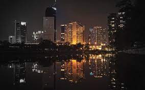 Dari gambar pemandangan diatas terdiri dari sungai dan rumah penduduk yang begitu padat. Menikmati Indahnya Jakarta Di Malam Hari Airy Rooms Blog