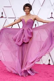 Halle berry works a plunging magenta dress and brand new haircut as she makes her red carpet debut with boyfriend van hunt at the 2021 oscars. Vsipafyau3squm