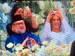 Media reported the birth of their son tengku ismail leon petra ibni sultan muhammad v on 21 may 2019. Ex Malaysian King And Wife Divorce Months After He Abdicated For Marriage World News Mirror Online