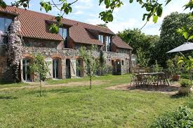 Hier günstig transporter mieten mit fahrer ab 16 €. Bluhende Clematis An Der Scheune Haus Mieten Architektur Haus Architektur