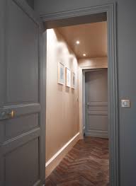 Le Beige Santafe Contraste Avec Un Parquet Fonce Pour Redonner De La Lumiere A L Espace Castorama Inspiration Decoration Ide Boiseries Eclairer Couloir