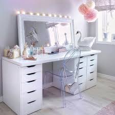 728 Mentions J Aime 12 Commentaires Elin Elinmekraft Sur Instagram Happy Friday E Idees De Coiffeuse Deco Chambre Coconing Mobilier De Salon