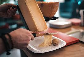 Raclette es un nombre compartido, en primer lugar el raclette es un delicioso queso suizo y también se elabora en algunas regiones francesas. Que Es La Raclette Y Como Prepararla La Guia Definitiva Para Disfrutar De Este Magnifico Plato De Queso Suizo
