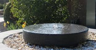 Quellsteinbrunnen Aus Beton Rinn Betonsteine Und Natursteine Springbrunnen Garten Wasser Im Garten Natursteine