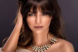 Pony rauswachsen lassen hair styles dazu am besten die haare geschlossen frisuren lange haare pony rauswachsen im schnitt wachsen unsere haare jeden monat etwa einen halben bis ganzen zentimeter. Pony Herauswachsen Lassen Mit Diesen Frisuren Gelingt Dir Die Ubergangszeit Beauty Tipps Net