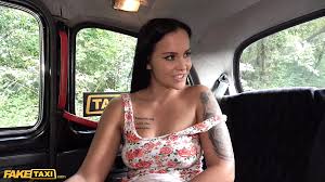 Fałszywy tatuaż taksówki nastolatka Jennifer Mendez ostro zerżnięta przez  taksówkarza